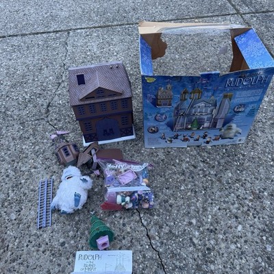 Rudolph & Island Of Misfit Toys Santa s Castle & Figures Good Cond Missing 1 Flg