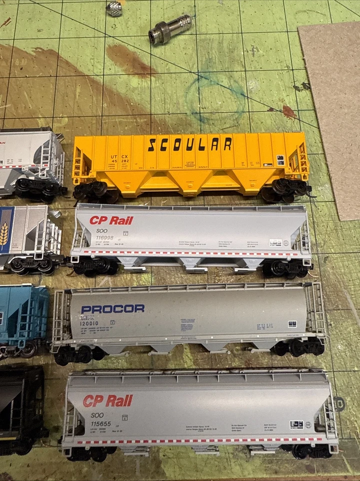 8 Microtrains Grain Hoppers CP Rail  - Image 2 of 3