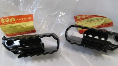 Suzuki NOS RM100 125 TS100,125,185,400 1978-81  Footrest  SET 43550-29300 43560