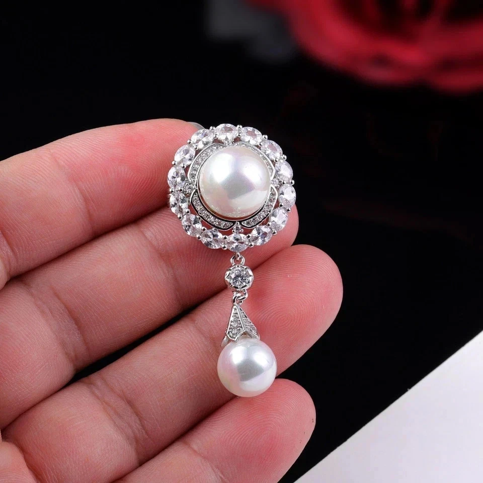 Broche prendedor de boda para mujer de perlas creadas en laboratorio de corte redondo de 3 quilates enchapado en oro blanco de 14 k Foto 2 de 4