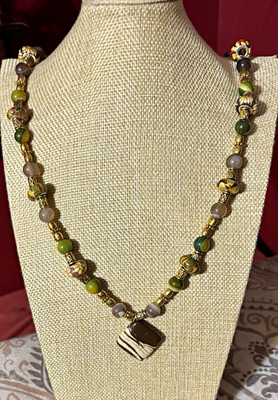 Agate & Glass Beaded Necklace Gold-Tone Accents Agate Pendant Magnetic Clasp