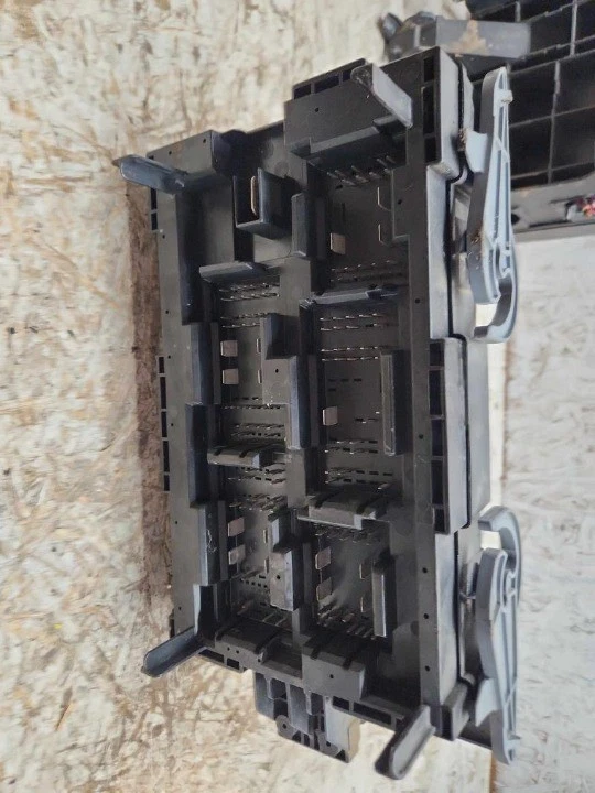 2010 - 2013 Chevy Silverado GMC Sierra 1500 4.8L 5.3L 6.2L Engine Fuse Box OEM - Image 2 of 4