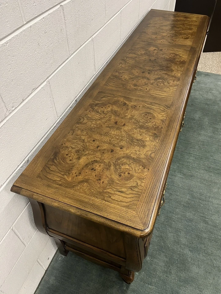 Baker Furniture 9 Drawer Bombe French Provincial Dresser, Burl Veneer Top; Mint - Image 4 of 4