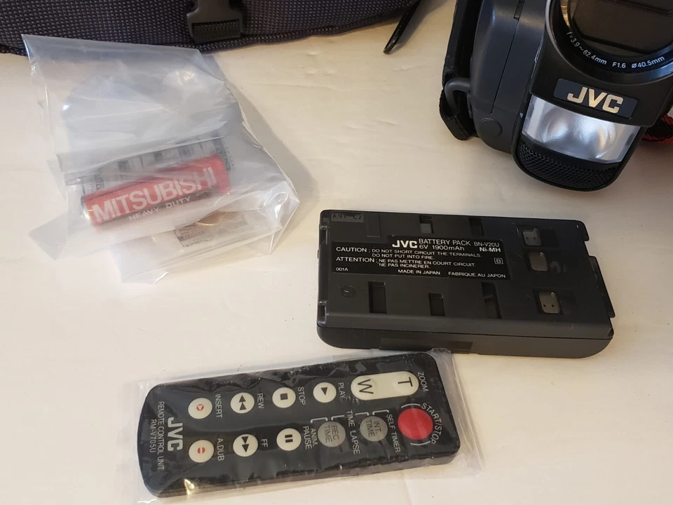 JVC VHS-C GR-AXM310U Camcorder Video Camera W/Extras (NON-WORKING/PARTS/REPAIR) - Image 4 of 4