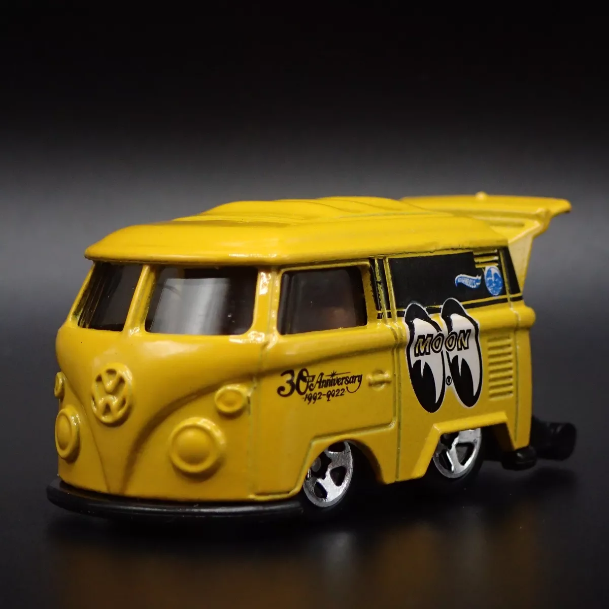 VW VOLKSWAGEN KOOL KOMBI MINI BUS VAN MOONEYES RARE 1 64 SCALE