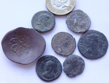 Lot von sieben ( 7 ) ungereinigten antiken römischen Bronzemünzen.