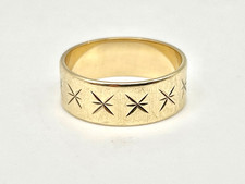 1960s Vintage 9ct Gold Star Engraved Wedding Ring. Size M. 6mm Wide. Gift Boxed.