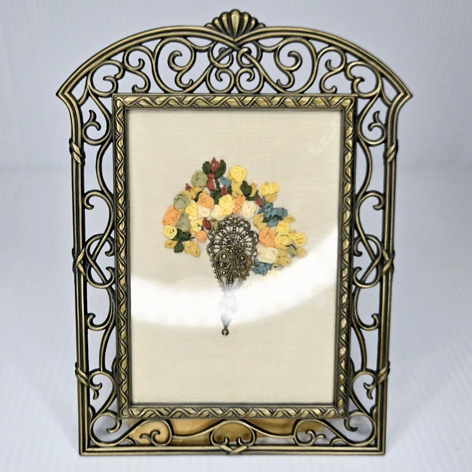 Cinta de seda enmarcada de colección arte ornamentado antiguo marco de latón ramo floral victoriano  Foto 2 de 4
