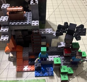 LEGO Minecraft The Cave 21113 COMPLETE With Figures In Damaged Box