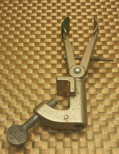 LAB JAWS 2 PRONG 5 1/4" CLAMP/1 green rubber cover USED