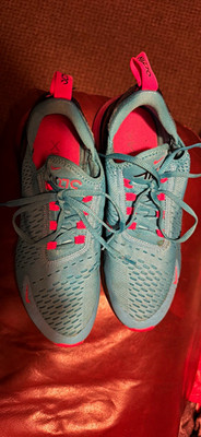 Nike Air Max 270 Men s Low Top Lace Up Athletic Sneaker Blue/Pink Solid