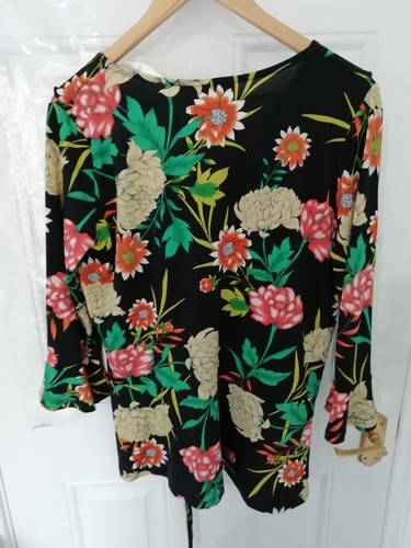Blusa Elástica Floral Very 16 Negra Verde Naranja Top Detalle Volantes Efecto Envolvente - Imagen 7 de 10
