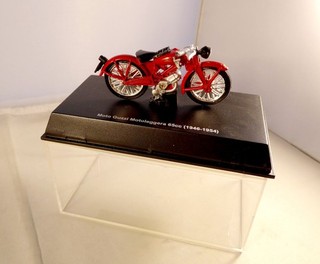 Modellino 1:32 MOTO/BIKE 1946 MOTO GUZZI MOTOLEGGERA 65cc ciclomotore rosso 1:32 in SCATOLA