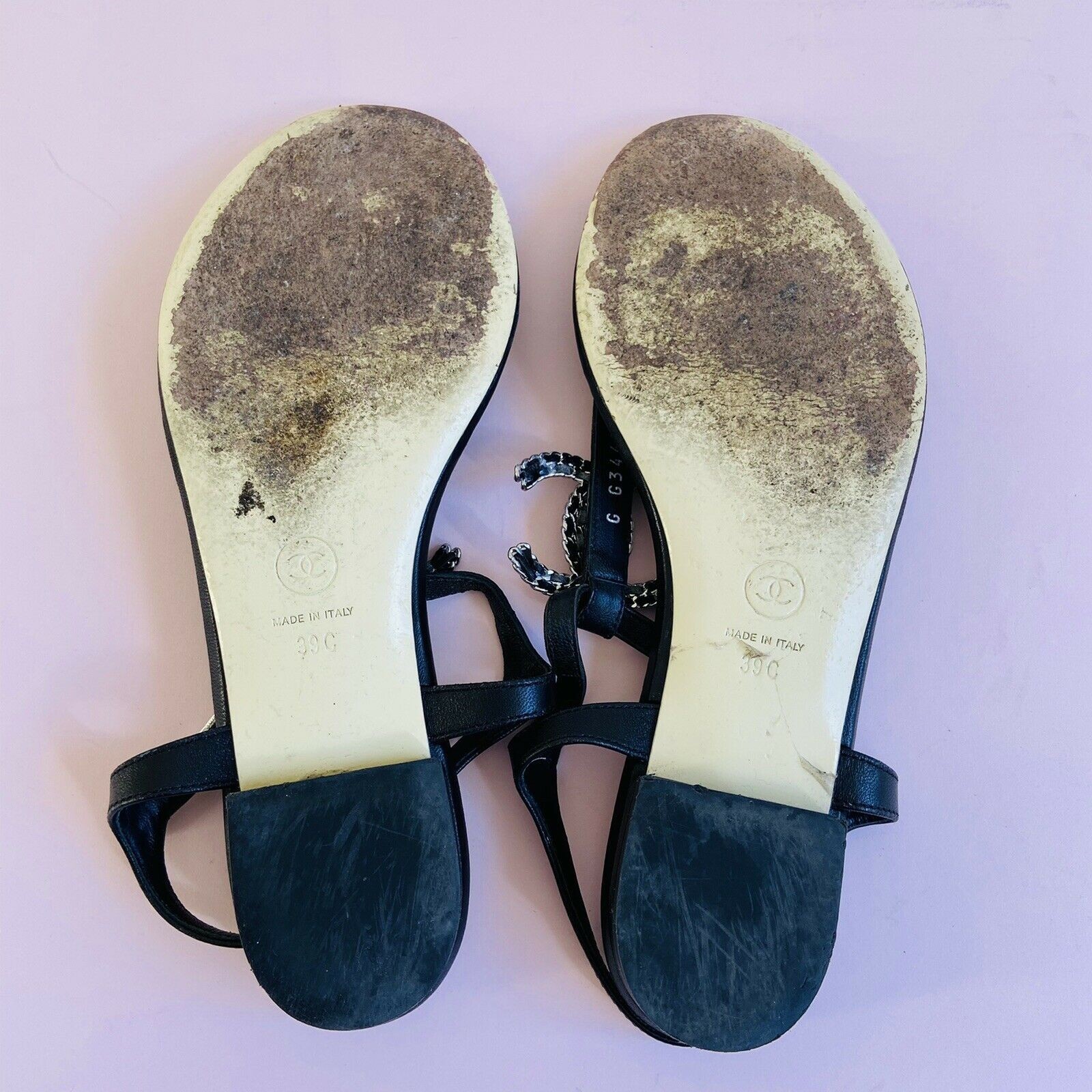 Chanel Black EU 39 Flat Leather Thong Sandals Logo Chain RARE thumbnail 5