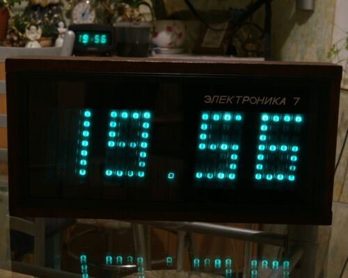 ENORME Raro Orologio da Parete Legno VFD Nixie ELEKTRONIKA 7 Soviet 80° Funzionante + VIDEO - Foto 1 di 7