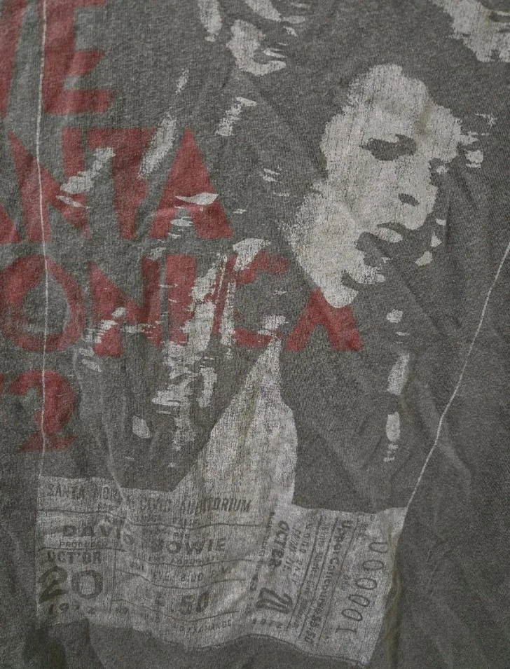 Серая футболка Дэвида Боуи из Junk Food Distress David Bowie "Live in Santa Monica 1972" XSmall - Изображение 3 из 4