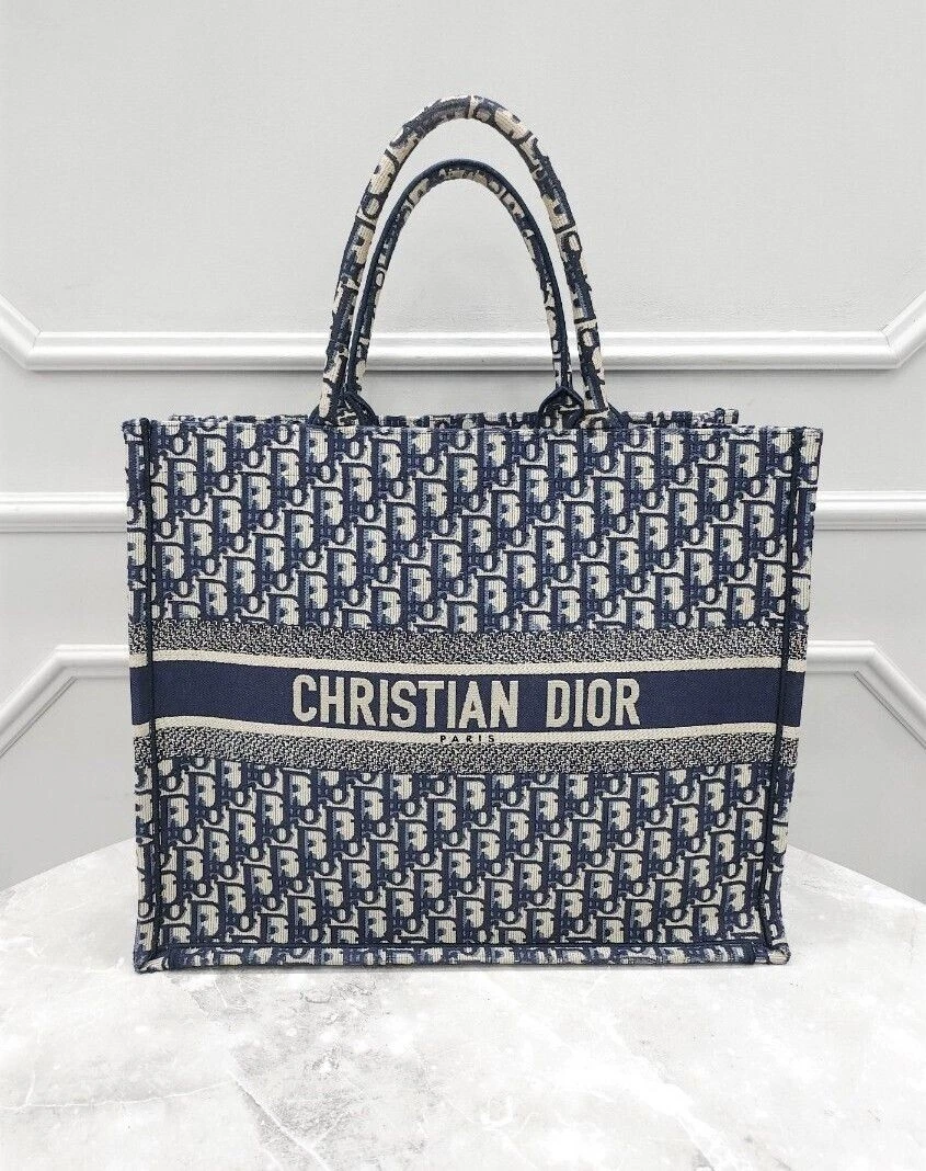 Grand sac fourre tout livre brodé oblique Dior 75061872