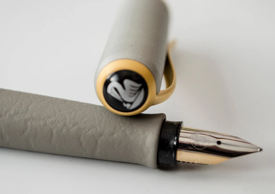 Pluma Estilográfica Pelikan Epoch Series P363 Granito Plata Oro - Plumín Ancho Foto 2 de 4