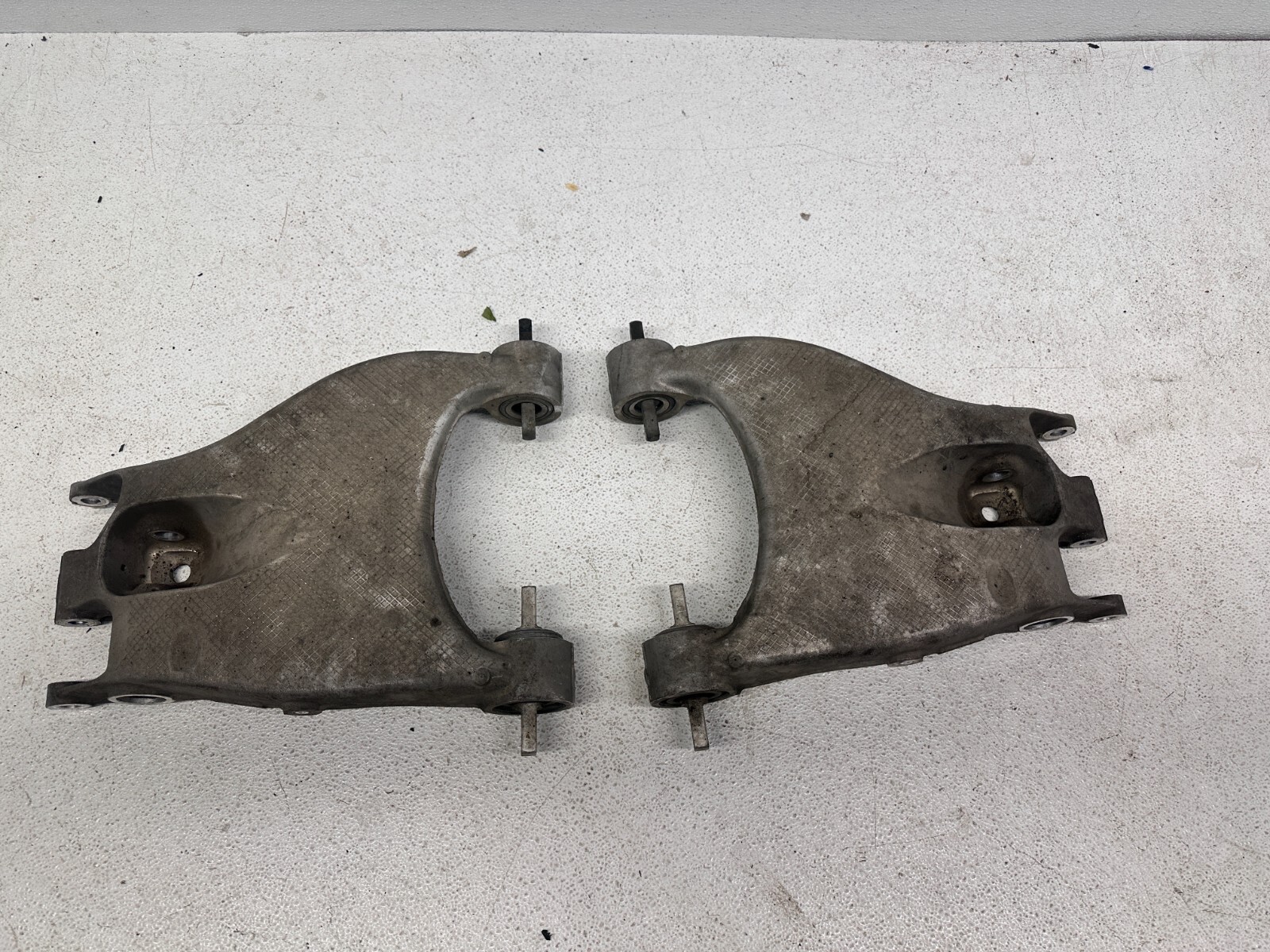 Rear Right Left Lower Control Arm 245703 245702 Ferrari California T 2015-2018