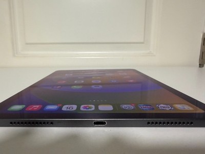 Apple iPad Air 5th Gen 64GB WiFi 10.9” + Apple Pencil 2 + Case +
