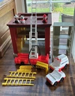 VTG FISHER PRICE PLAY FAMILY FIRE STATION 928 NEAR COMPLETE 1980 LITTLE PEOPLE