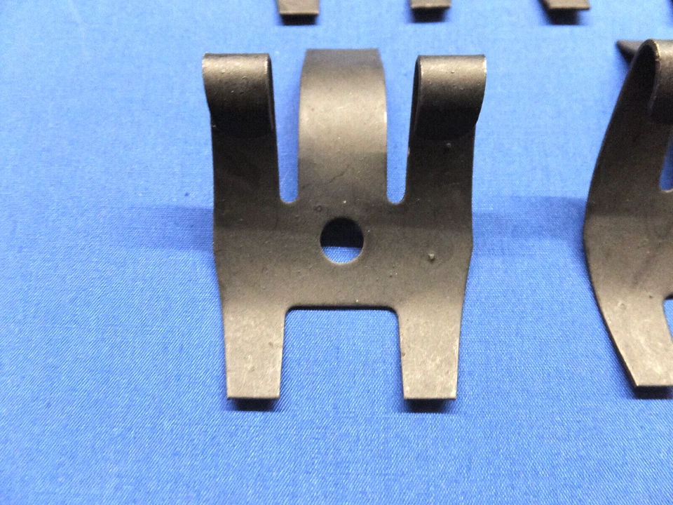 4005 - Juego de clips tapacubos (4) Mercedes 220 S/220 SE 1960-1965 NOS - 1114000027 Foto 3 de 4