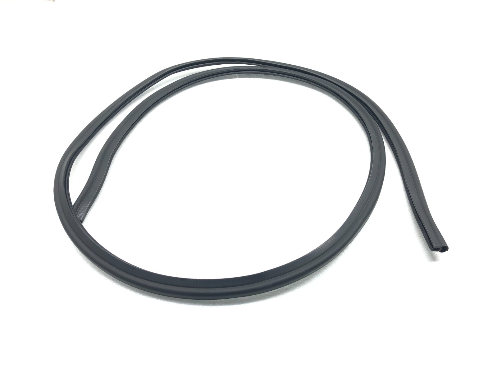 2017-2022 MASERATI LEVANTE HOOD BONNET WEATHERSTRIP SEAL OEM.