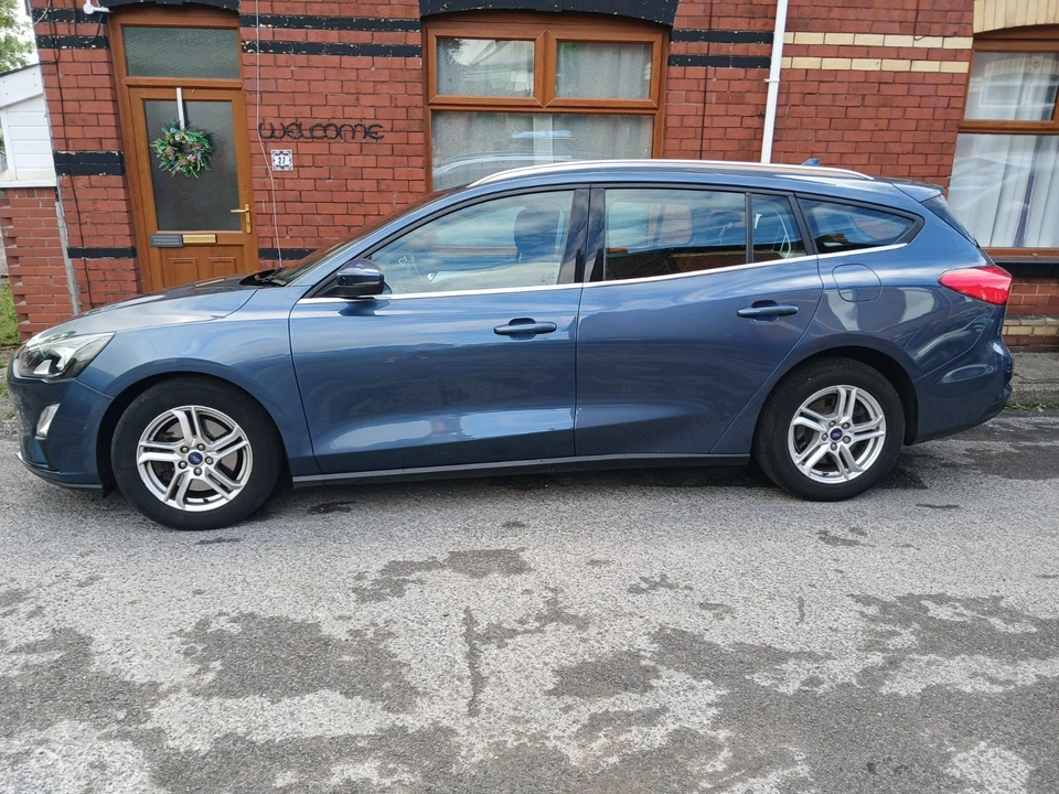 Ford Focus EcoBoost hybrid - Image 3 of 4