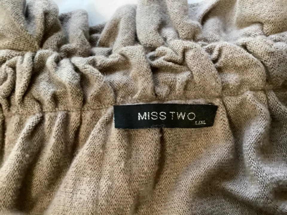 Gorra Miss Two para mujer marrón 25 % cachemir talla L cuello de piel volantes dobladillo corbata delantera Foto 4 de 4