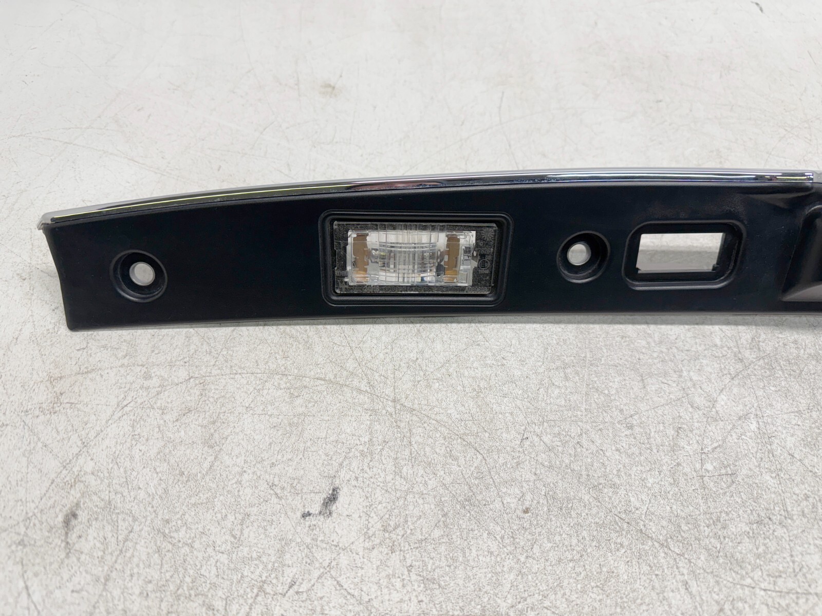 P50196 2014-2020 Maserati Quattroporte Trunk Garnish Trim Moulding 670018242 OEM