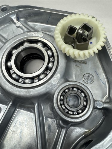 OEM Honda GX390 GX340 Crankcase Cover & Bolts 11300-Z1C-600 - Picture 3 of 6