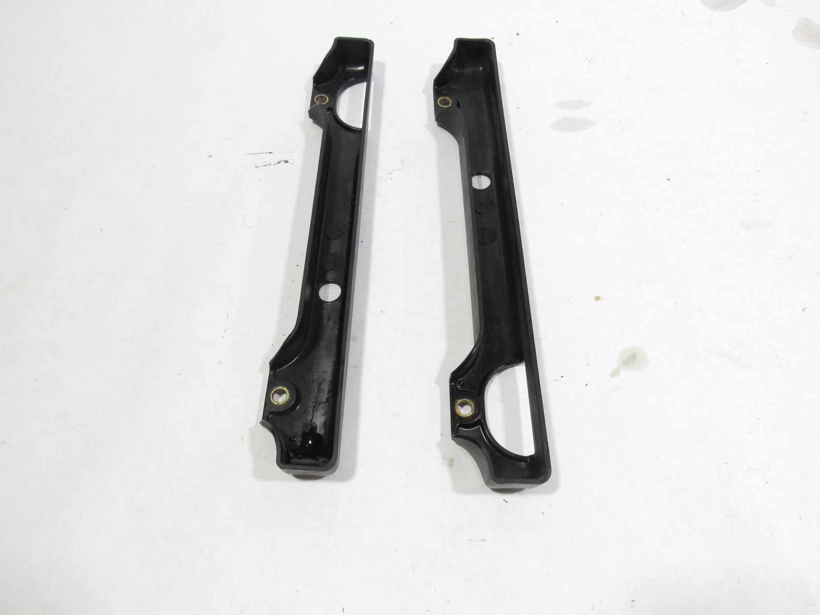 02-06 Maserati Coupe GT 2004 Right Left Fuel Rail Support Insulator Set ;