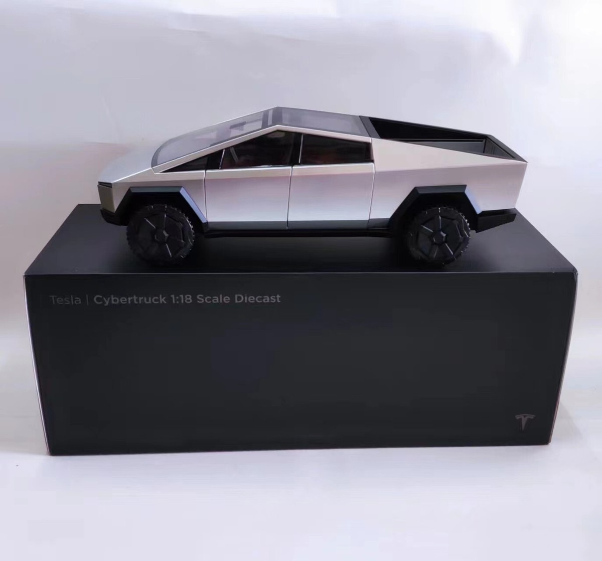 How detailed is the Tesla Cybertruck diecast replica? Review