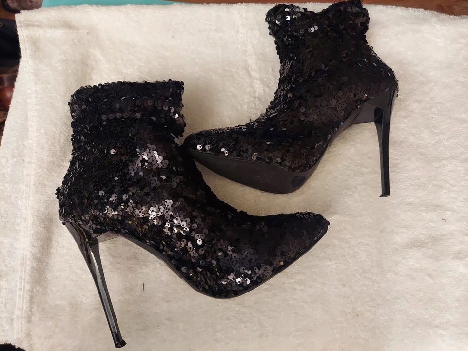 Liliana 黑色亮片面料细跟短靴 8M 码 — 第 3/4 张图片