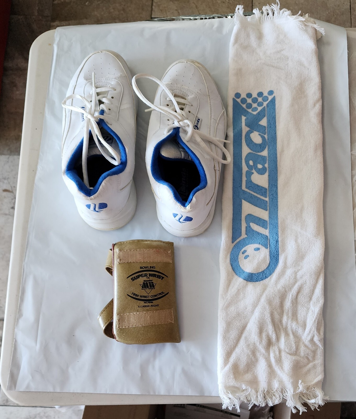 Linds White Bowling Shoes Super Wrist Brace anvil towel BENIFITS