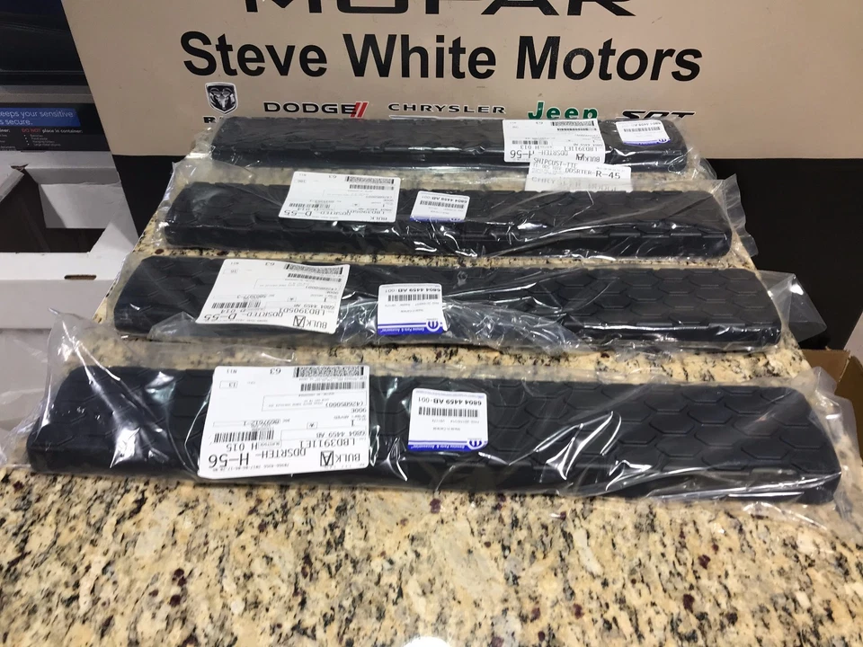 Dodge Ram 09-17 nuevo repuesto de fábrica almohadilla de escalón lateral negra Mopar de fábrica 4 piezas Foto 2 de 4