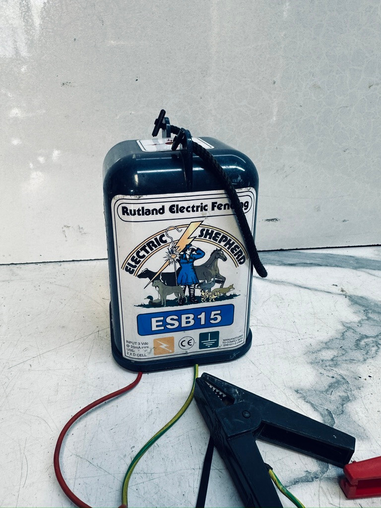 Rutland ESB15 Battery Electric Fence Energiser (USED 2 D CELL BATTERIES