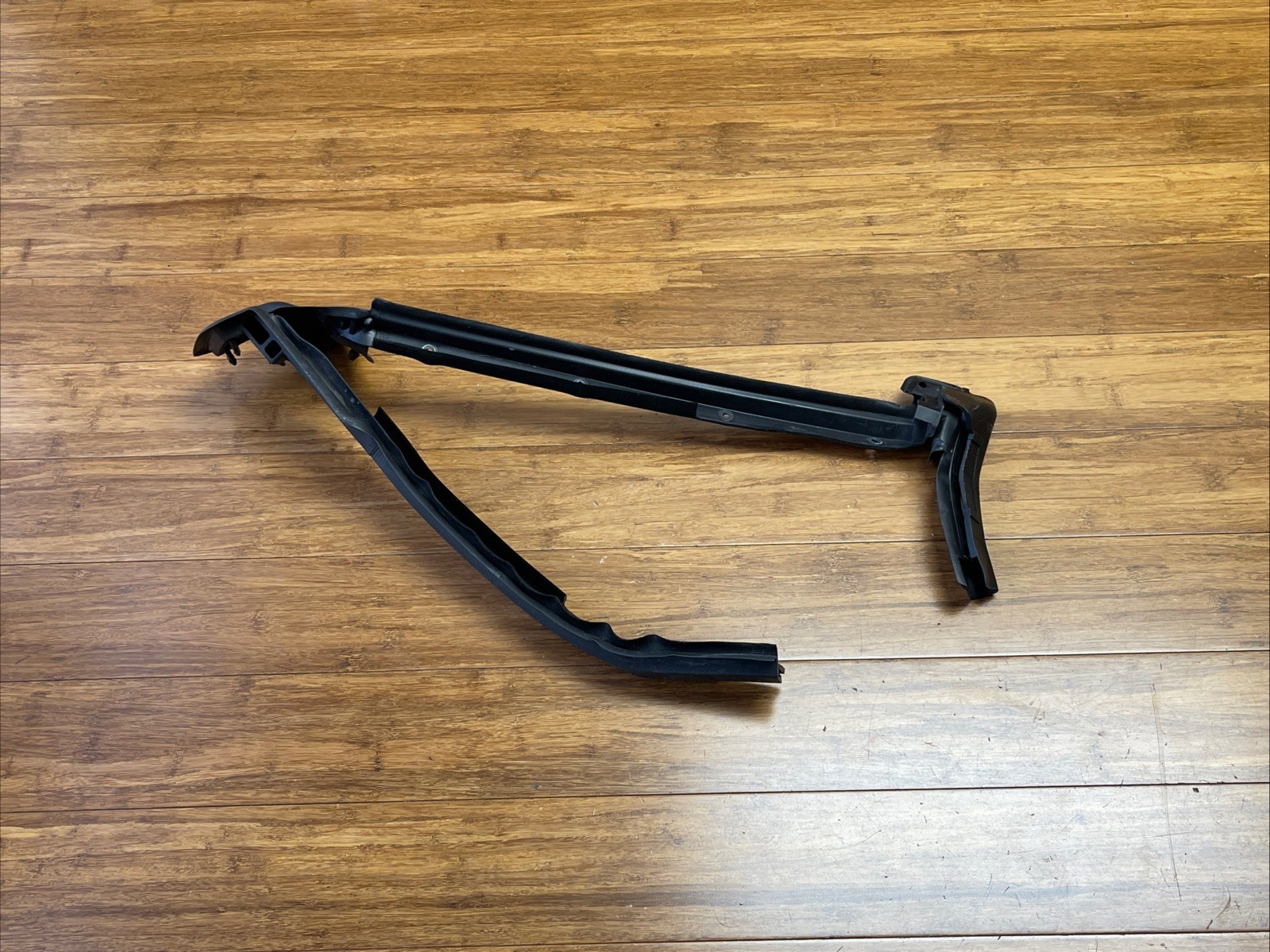 2017-2023 Ferrari Portofino F164 Rear Right Quarter Window Seal 771600 OEM
