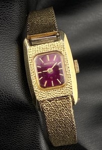 Authentic Vintage Seiko Gold Plated Ruby Dainty Dial Tone Mechanical Ladies Watch 17J Chic