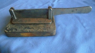 ANTIQUE TOBACCIANA VINTAGE HEAVY METAL TOBACCO CHOPPER CIGAR CUTTER ON WOOD BASE