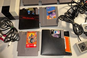 1985 Nintendo NES Console Bundle - 7 Games, 6 Controllers, Four Score, Gun -unte