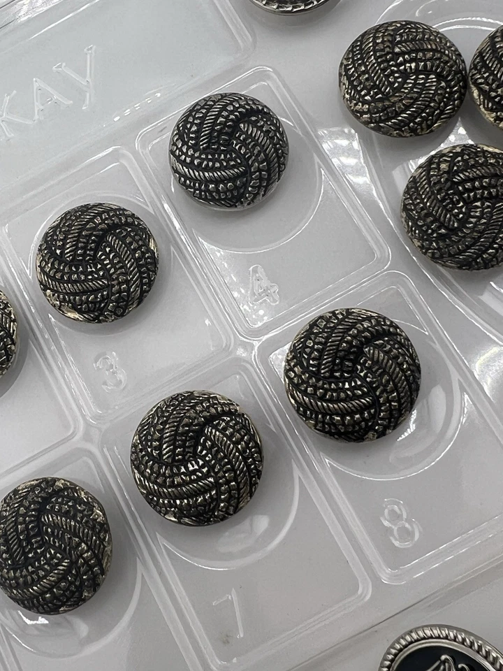 Лот из 78 винтажных серебристых металлических пуговиц для шитья, рукоделия - Изображение 2 из 4