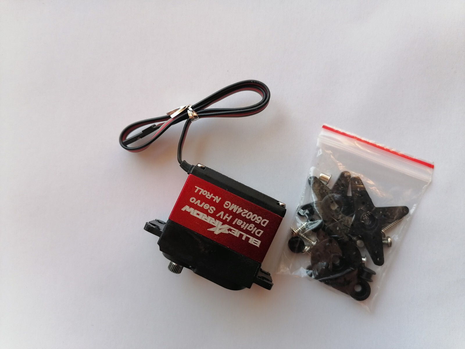 Servo numérique BLUEARROW D50024MG pour contrôle précis des gouvernes en modélisme
