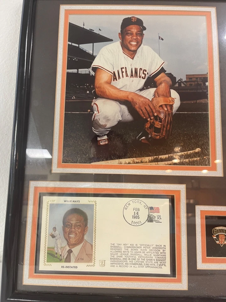 Foto enmarcada de Willie Mays, alfiler y postal de primer día con matasellos Foto 2 de 4