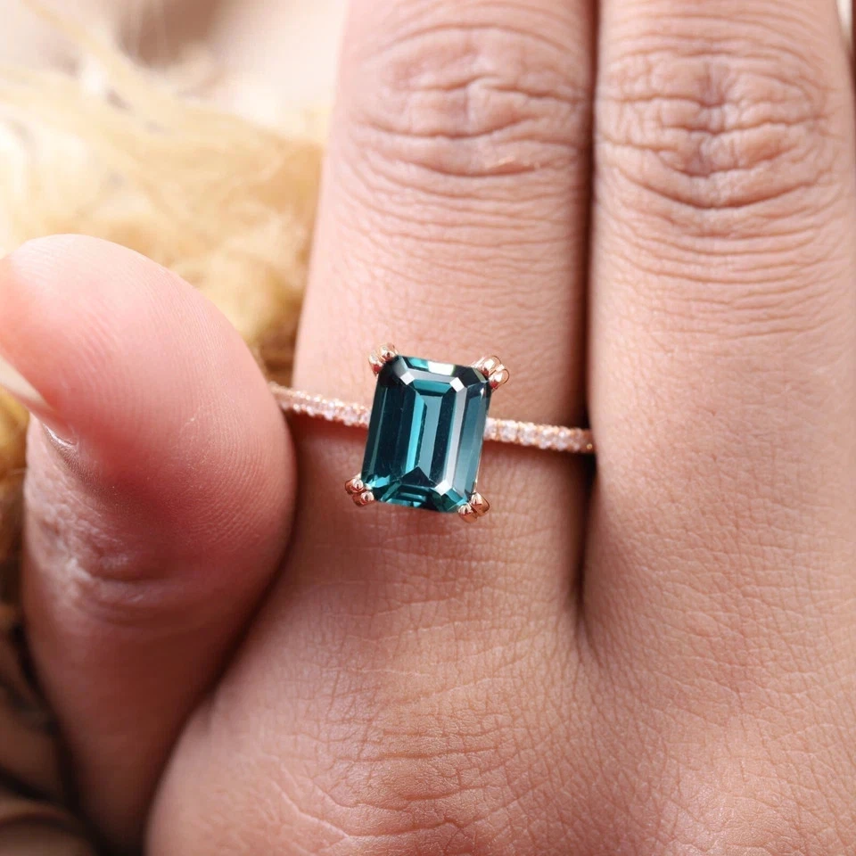 Anillo de boda de alejandrita de corte esmeralda de 2,54 quilates de oro amarillo macizo de 14 quilates Foto 3 de 4
