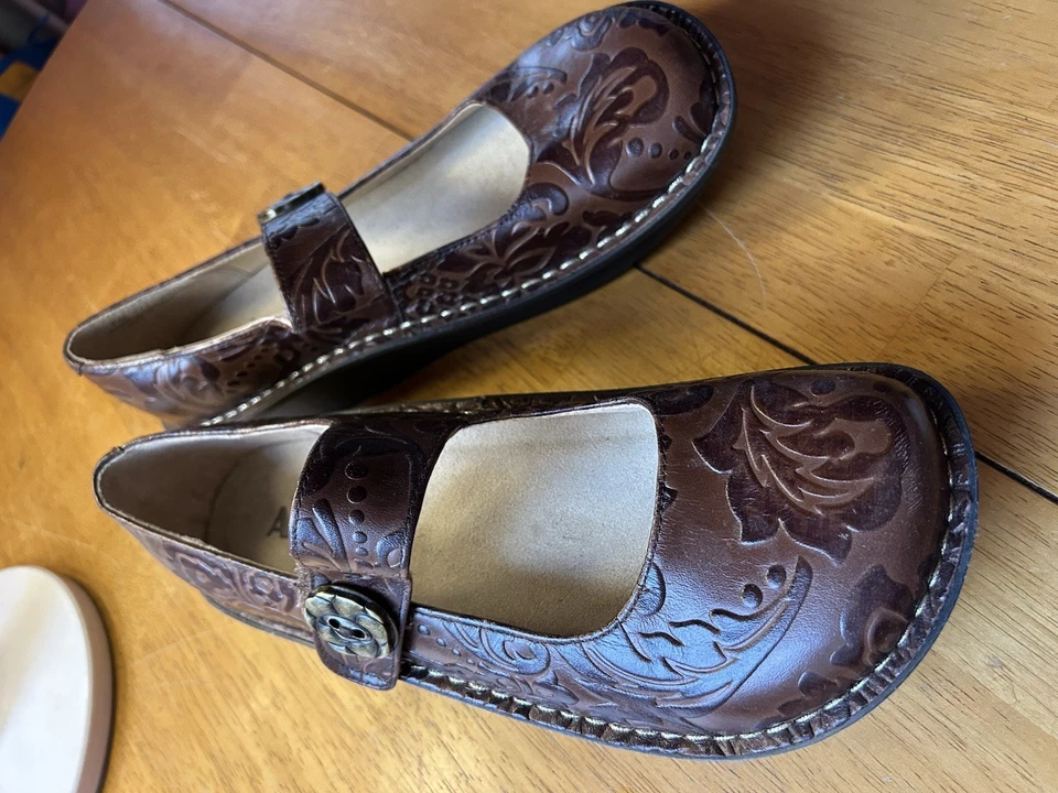 Alegria 皮革浮雕 Mary Jane’s 全新棕色罕见女式 10 码 — 第 2/4 张图片