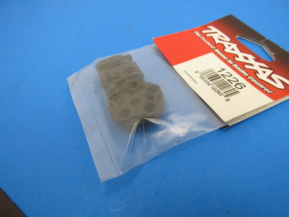 Traxxas 1226 Side Bumper Bar Stays & Wheel Hubs (L or R): Tom Cat - Image 2 of 4