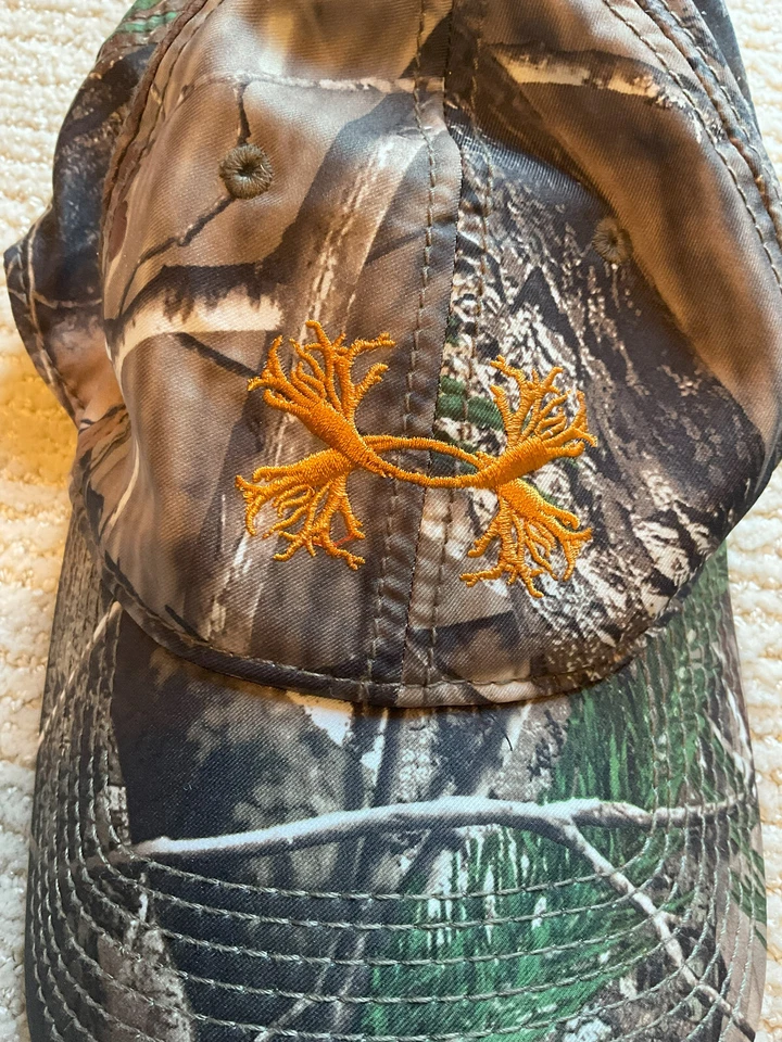 2 sombreros de caza con rama de árbol real bajo armadura Foto 4 de 4