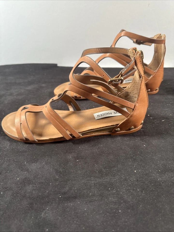 Sandalias planas Steve Madden con tiras al tobillo y cremallera detalles dorados con tachuelas 6M Gladiador Foto 4 de 4