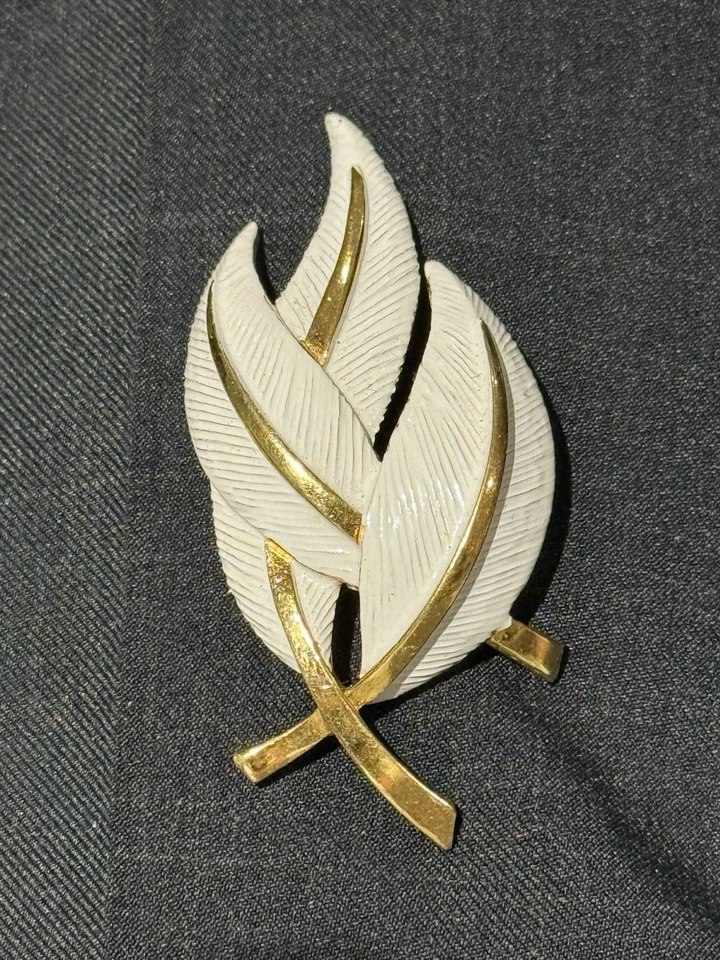 Broche prendedor vintage firmado TRIFARI CROWN tono dorado esmalte blanco forma hojas Foto 2 de 4